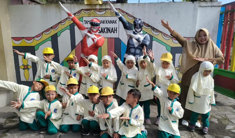 Anggota SPPG Kebonsari foto bersama anak-anak PAUD, Rabu (21/1/2026). (Foto: Teamwork - ZONA INDONESIA)