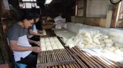 Proses pembuatan tempe di perajin Maryono, Jumat (23/1/2026). (Foto: Istimewa - ZONA INDONESIA)
