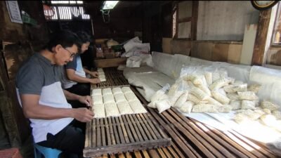 Proses pembuatan tempe di perajin Maryono, Jumat (23/1/2026). (Foto: Istimewa - ZONA INDONESIA)