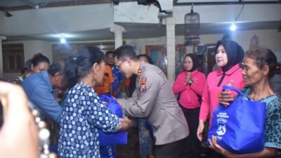 Polres Situbondo menyalurkan bantuan sosial kepada korban banjir. (Foto: Istimewa - ZONA INDONESIA)