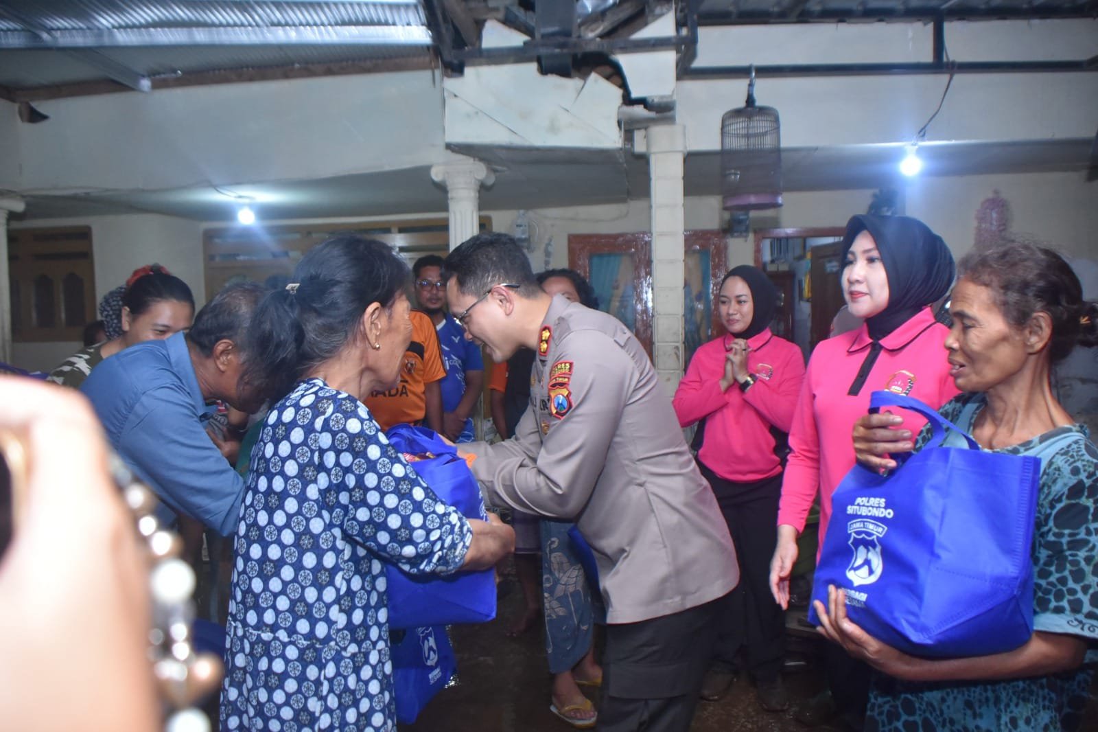 Polres Situbondo menyalurkan bantuan sosial kepada korban banjir. (Foto: Istimewa - ZONA INDONESIA)