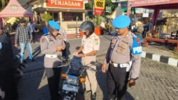Anggota Propam Polres Situbondo mengecek surat-surat berkendara polisi. (Foto: Humas Polres Situbondo - ZONA INDONESIA)