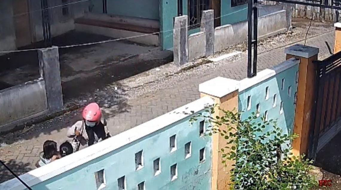 Potongan kamera CCTV aksi perampasan kalung bocah di Mangaran Situbondo. (Potongan CCTV warga)