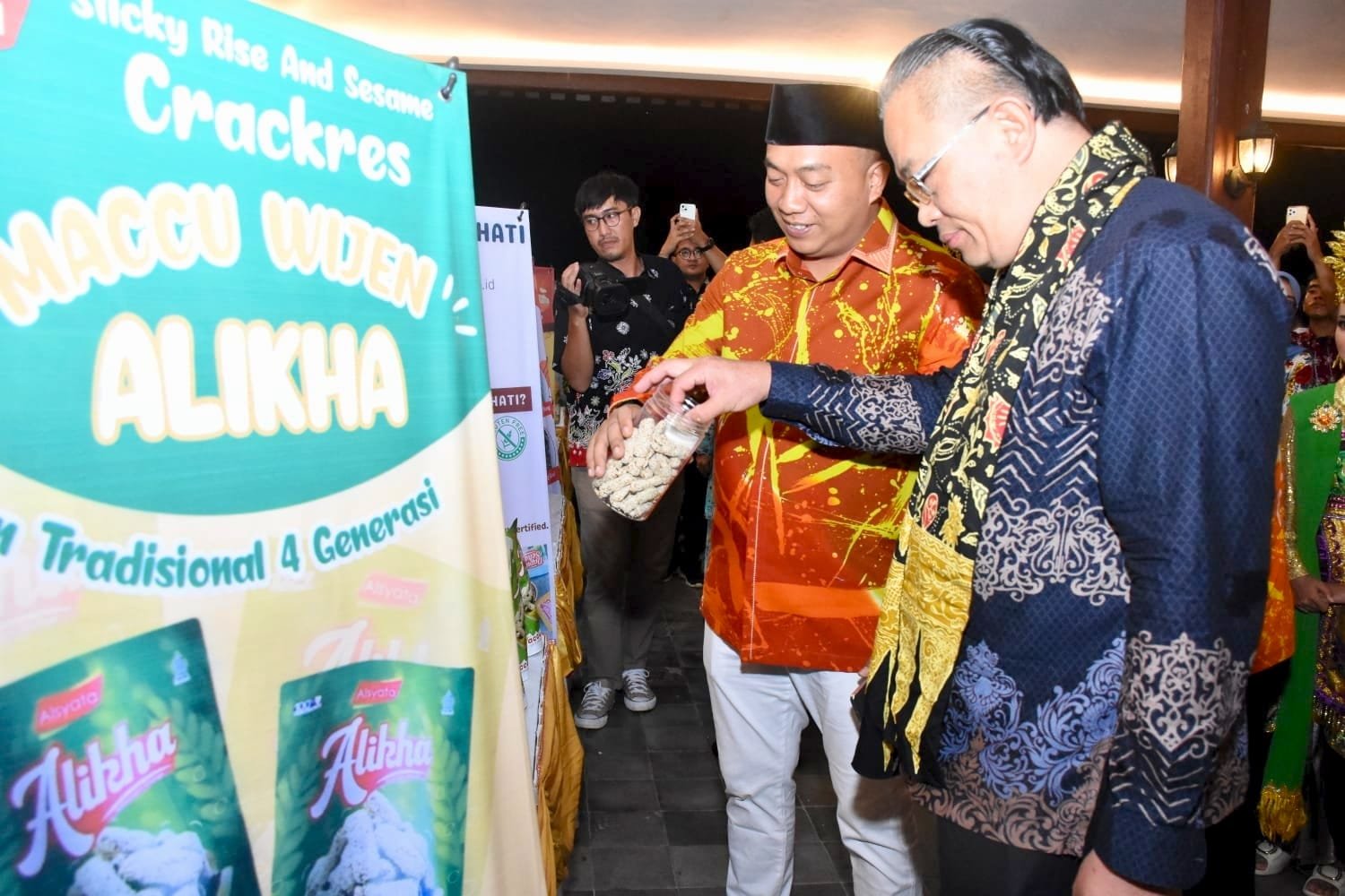 Delegasi BRUDIFA mencicipi produk UMKM Situbondo, Sabtu (7/2/2026). (Foto: Istimewa - ZONA INDONESIA)