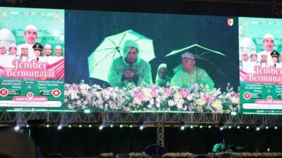 Doa bersama di Alun-alun Jember, Sabtu (7/2/2026) malam. (Foto: Dok/Diskominfo Jember - ZONA INDONESIA)