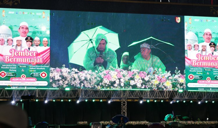 Doa bersama di Alun-alun Jember, Sabtu (7/2/2026) malam. (Foto: Dok/Diskominfo Jember - ZONA INDONESIA)