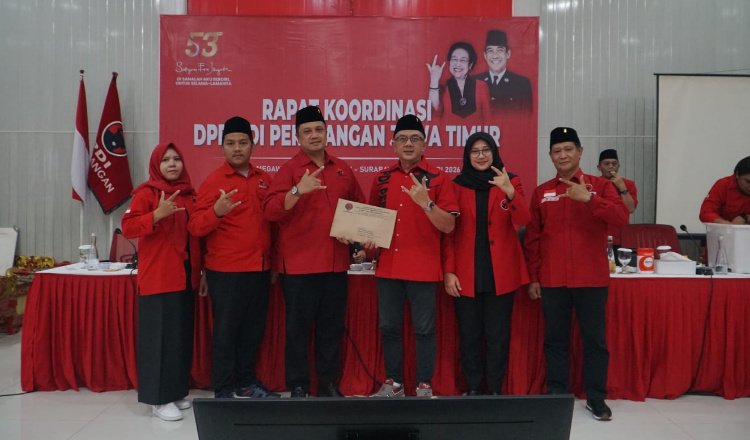 Jajaran Pengurus DPC PDI Perjuangan Situbondo saat menerima SK kepengurusan di Kantor DPD PDI Perjuangan Jawa Timur. (Foto: Istimewa - ZONA INDONESIA)