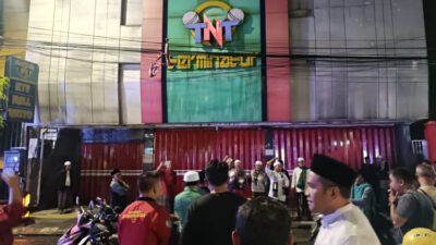 MPJ saat menggelar aksi mendesak pemerintah tutup toko miras, Senin (16/2/2026). (Foto: Istimewa - ZONA INDONESIA)