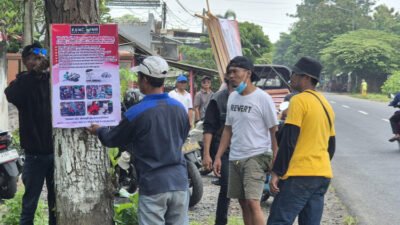 Warga memasang baliho di pinggir jalan, Rabu (18/2/2026). (Foto: Istimewa - ZONA INDONESIA)
