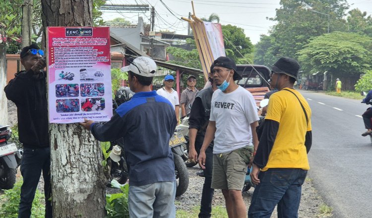 Warga memasang baliho di pinggir jalan, Rabu (18/2/2026). (Foto: Istimewa - ZONA INDONESIA)