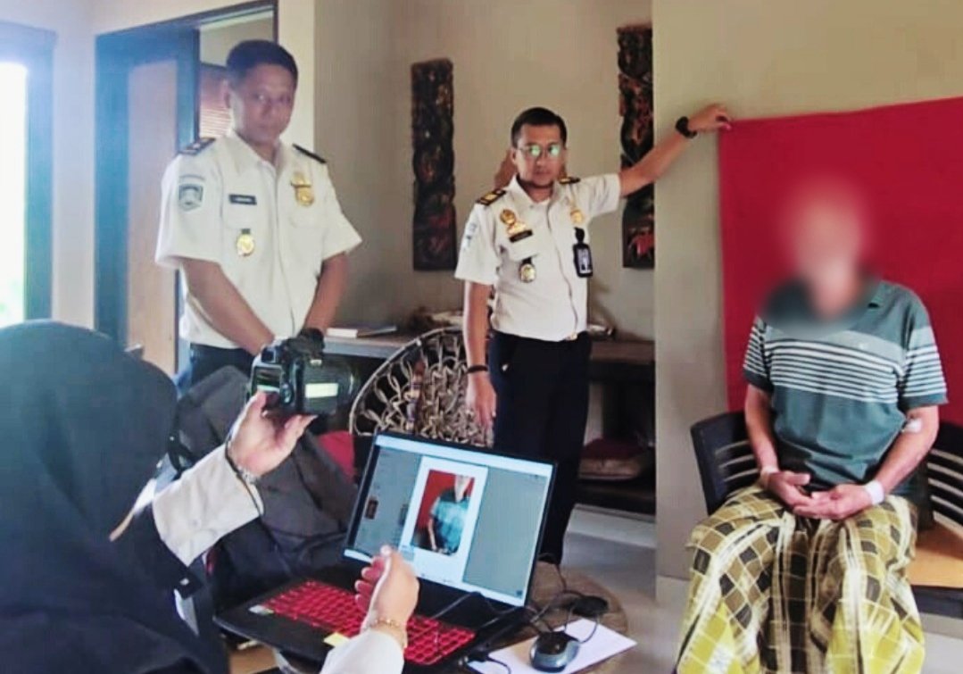 Tim SIBER OSING Kantor Imigrasi Kelas I TPI Jember saat memberikan pelayanan, Selasa (24/2/2026). (Foto: Istimewa - ZONA INDONESIA)