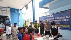 Sopir bus di tes urine. (Foto: Istimewa - ZONA INDONESIA)