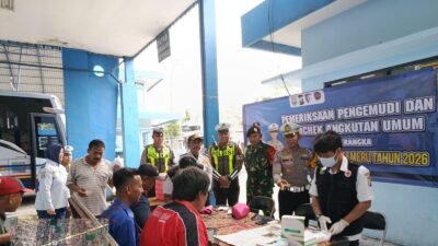Sopir bus di tes urine. (Foto: Istimewa - ZONA INDONESIA)