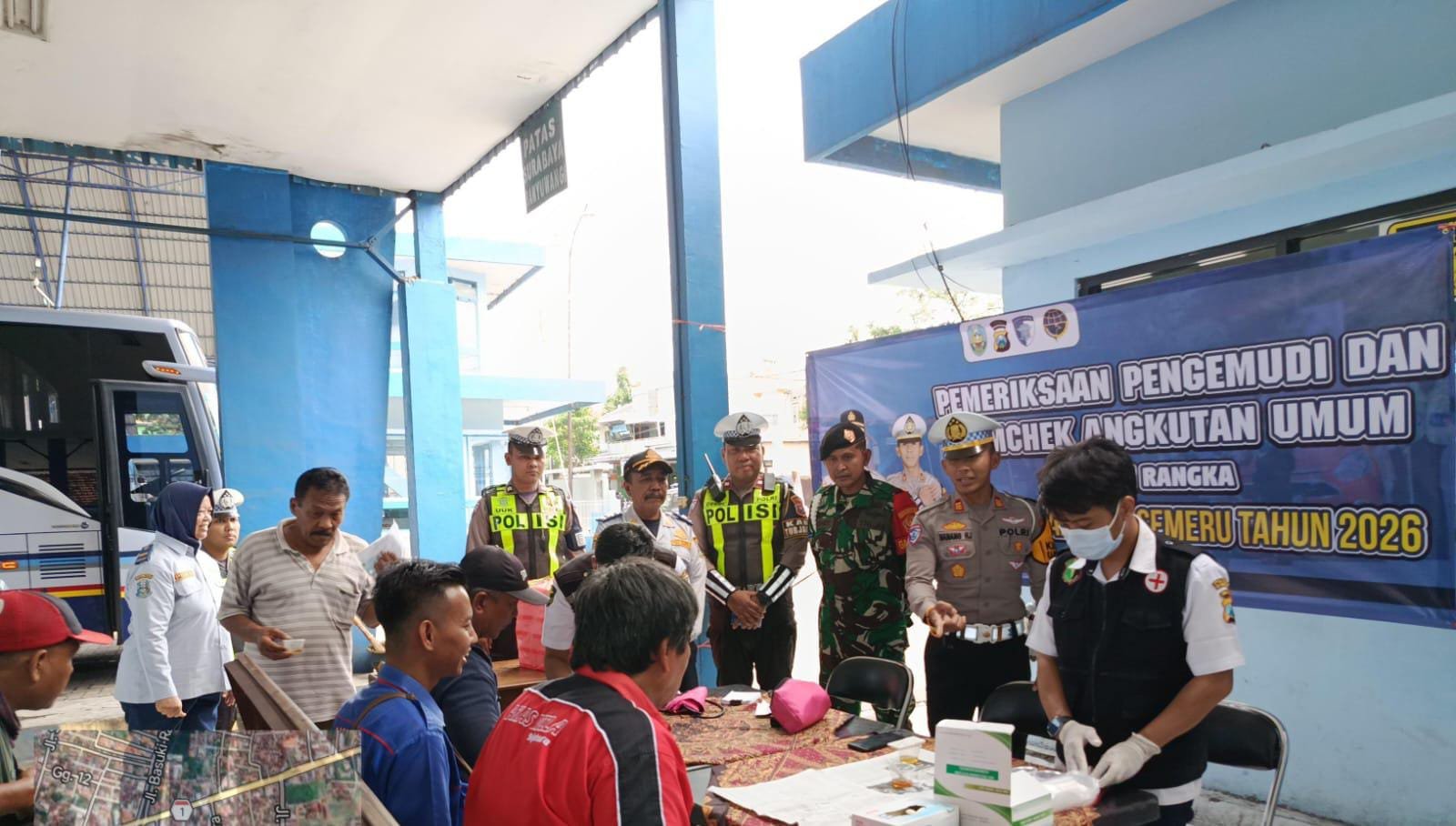 Sopir bus di tes urine. (Foto: Istimewa - ZONA INDONESIA)