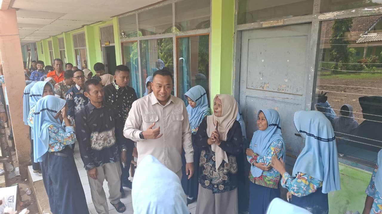 Bupati Situbondo meninjau SMPN 1 Banyuglugur, Kamis (5/2/2026). (Foto: Istimewa - ZONA INDONESIA)