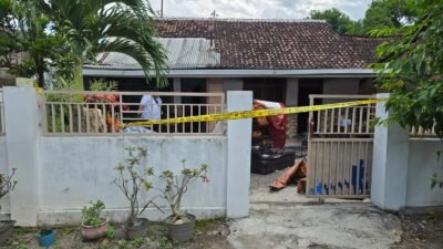 Polisi melakukan olah TKP di lokasi kebakaran rumah di Desa Sumberkolak, Kecamatan Panarukan. (Foto: Humas Polres Situbondo - ZONA INDONESIA)