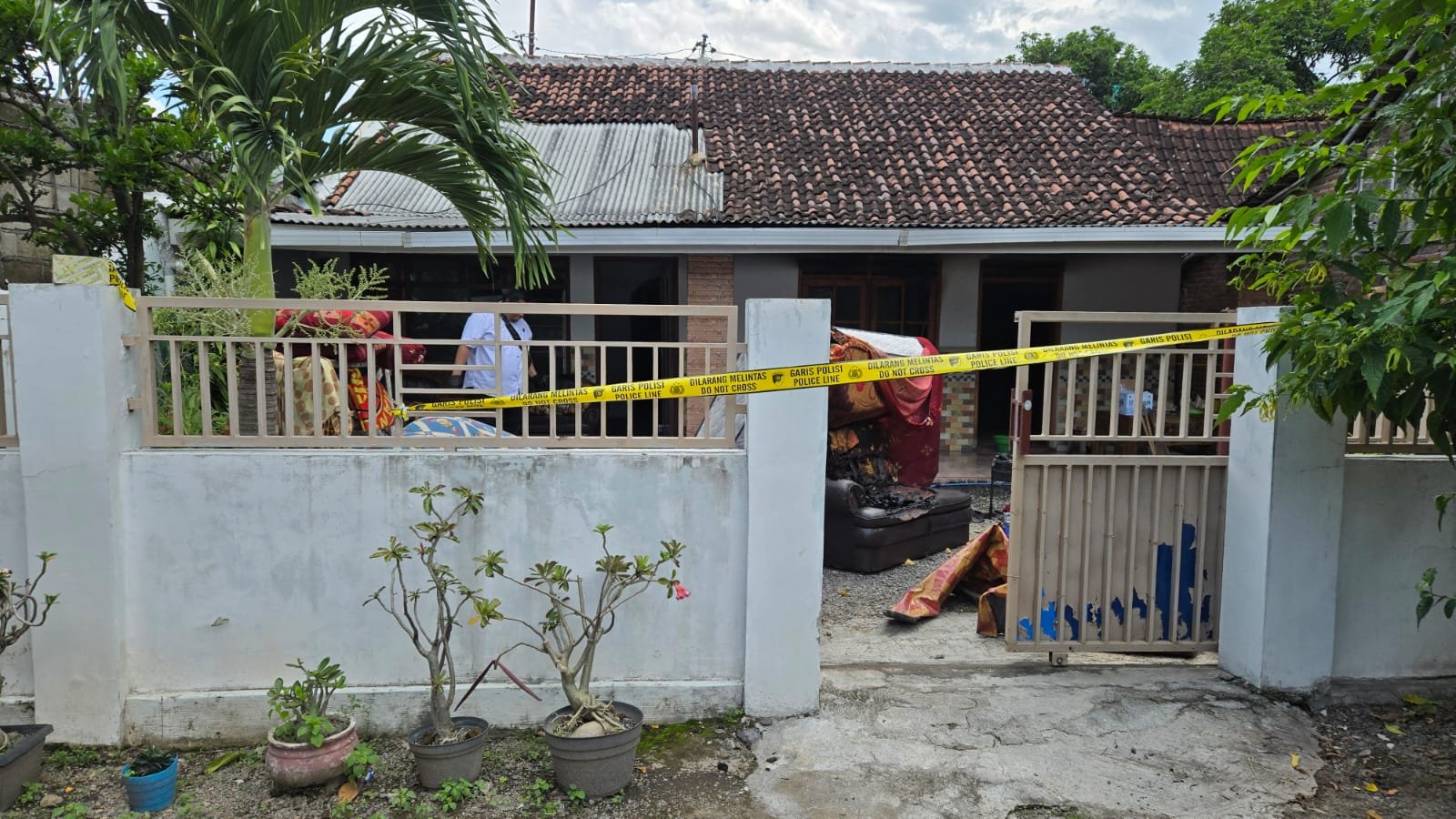 Polisi melakukan olah TKP di lokasi kebakaran rumah di Desa Sumberkolak, Kecamatan Panarukan. (Foto: Humas Polres Situbondo - ZONA INDONESIA)