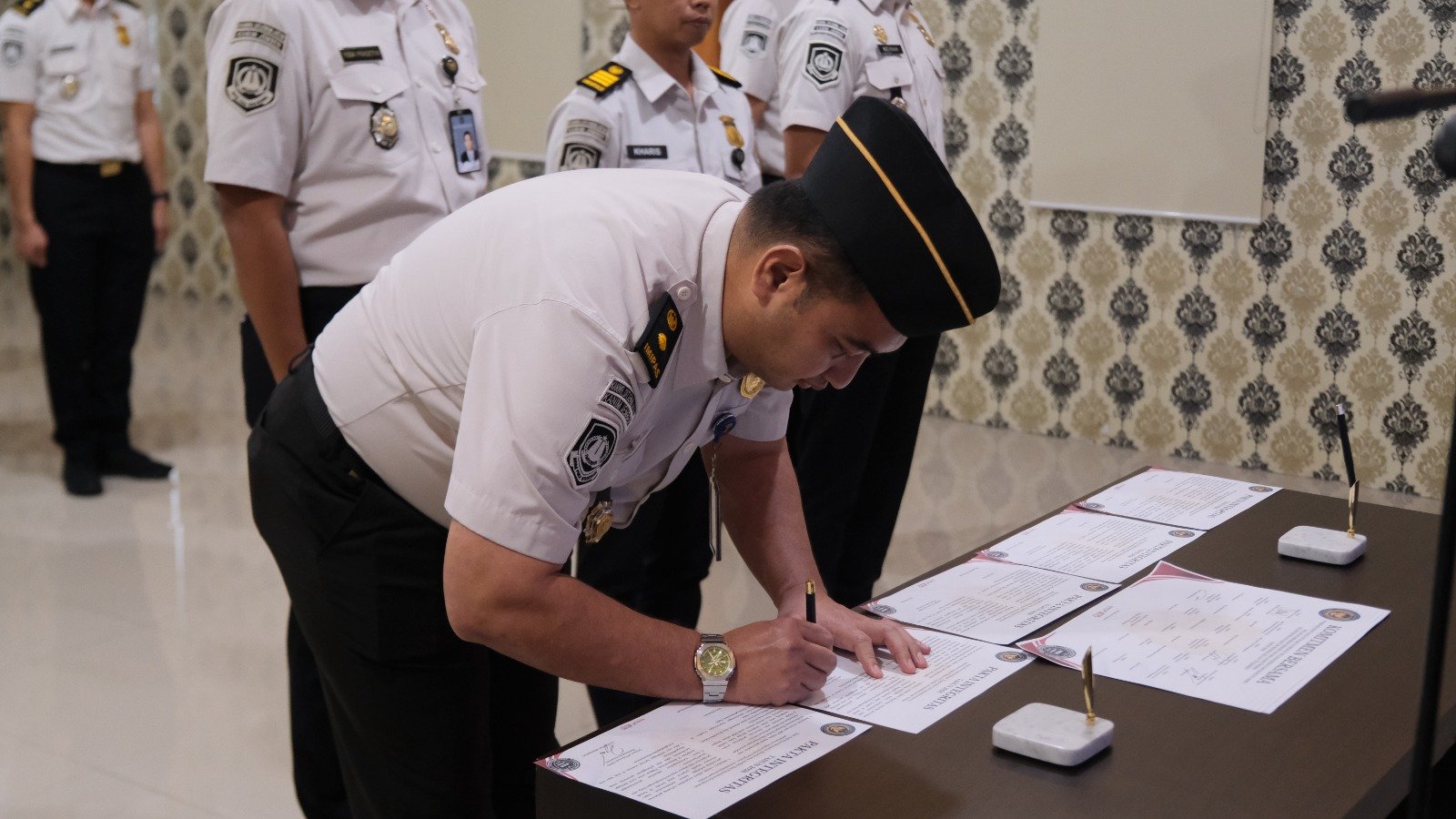 Penandatanganan Zona Integritas di Kantor Imigrasi Kelas I TPI Jember, Rabu (11/2/2026). (Foto: Humas Kantor imigrasi Jember - ZONA INDONESIA)