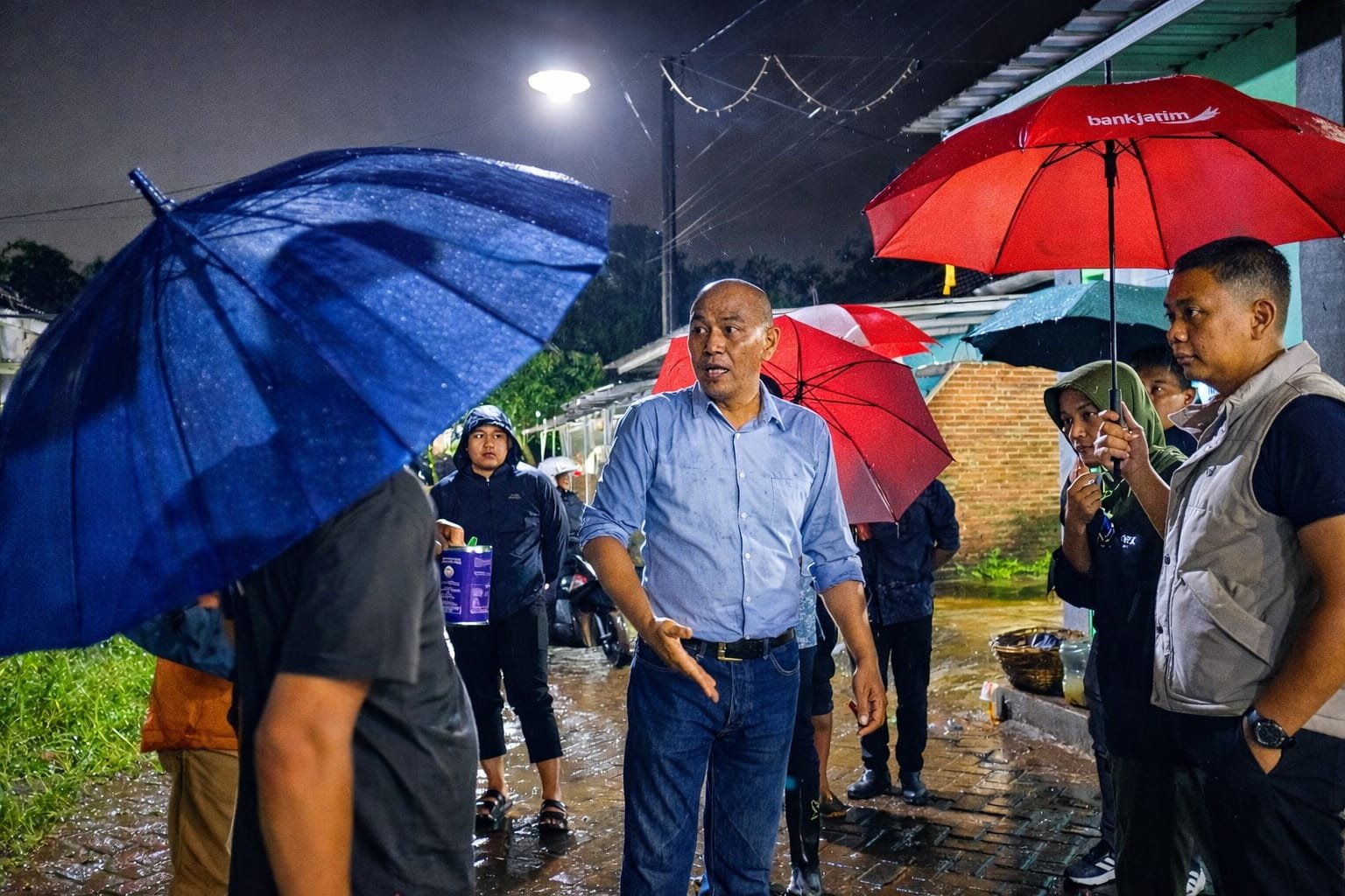 Satgas Tata Ruang Jember saat sidak perumahan Villa Indah Tegal Besar, Jumat (13/2/2026) dini hari. (Foto: Zainul Hasan - ZONA INDONESIA)