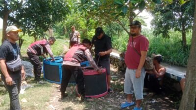 Polisi mengamankan barang bukti dari lokasi judi sabung ayam di wilayah Kecamatan Panarukan, Kabupaten Situbondo. (Foto: Humas Polres Situbondo - ZONA INDONESIA)