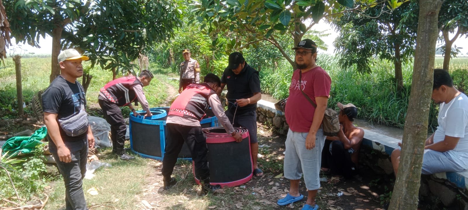 Polisi mengamankan barang bukti dari lokasi judi sabung ayam di wilayah Kecamatan Panarukan, Kabupaten Situbondo. (Foto: Humas Polres Situbondo - ZONA INDONESIA)