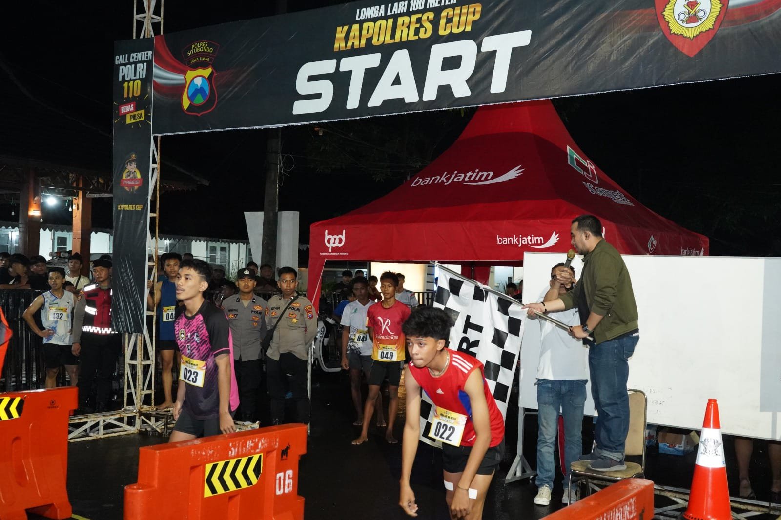 Pemuda Situbondo bersiap lomba lari adu cepat 100 meter. (Foto: Humas Polres Situbondo - ZONA INDONESIA)
