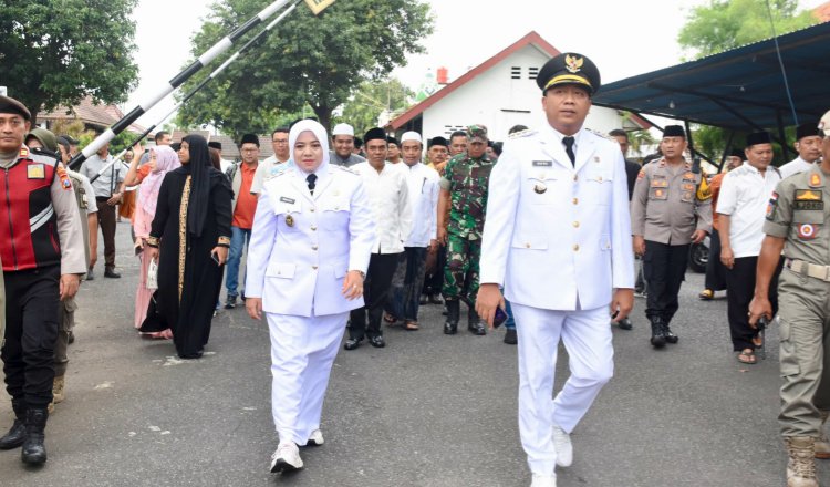 Bupati dan Wakil Bupati Situbondo berjalan bersama. (Foto: Istimewa - ZONA INDONESIA)
