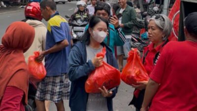 Masyarakat di sekitar Pasar Senggol mengantri untuk mendapatkan bantuan paket sembako dari PDI Perjuangan. (Foto: Rozi - ZONA INDONESIA)