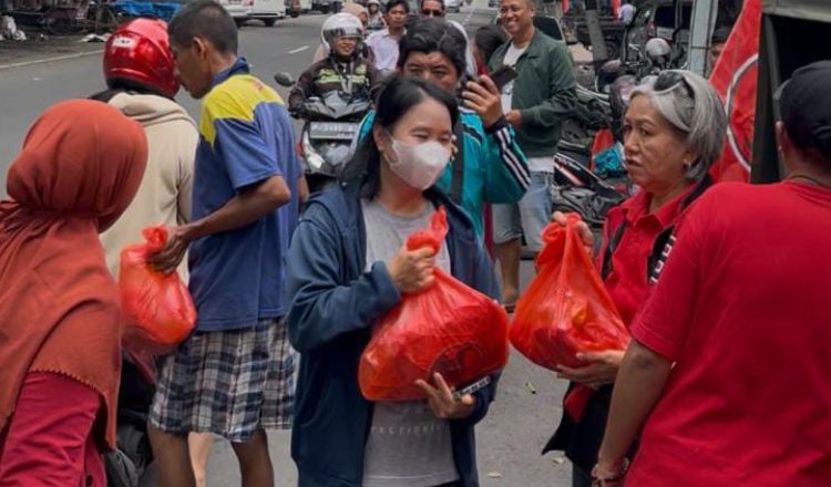 Masyarakat di sekitar Pasar Senggol mengantri untuk mendapatkan bantuan paket sembako dari PDI Perjuangan. (Foto: Rozi - ZONA INDONESIA)
