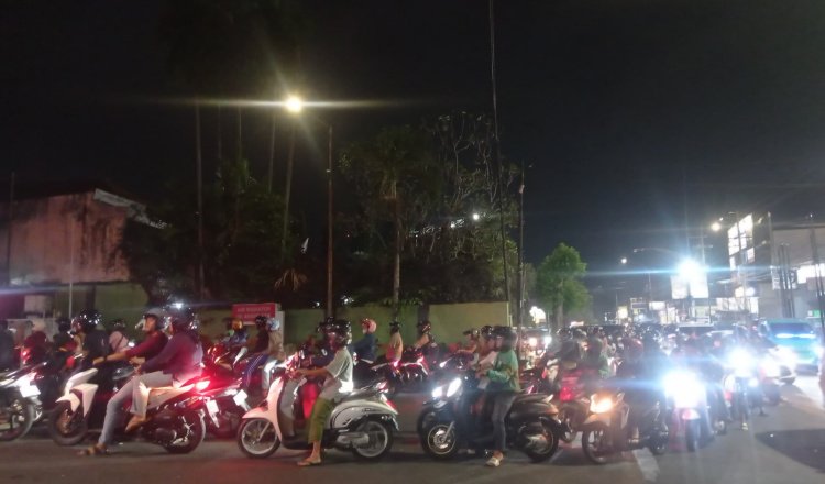 Warga Jember antre di salah satu SPBU, Kamis (5/3/2026) malam. (Foto: Teamwork - ZONA INDONESIA)