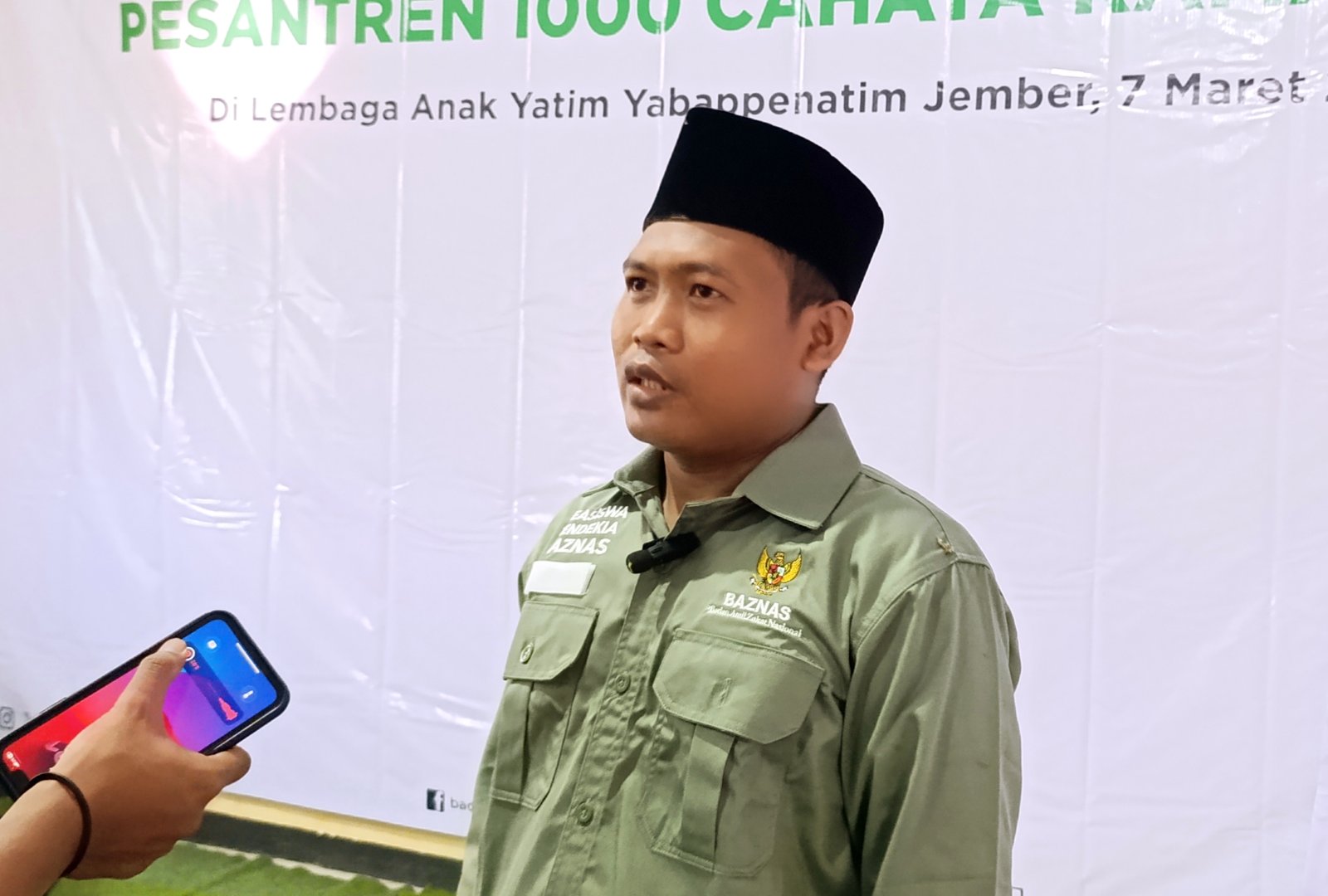 Wakil Rektor III UNIKHAMS Jember, Nurul Anam, diwawancarai media. (Foto: Teamwork)