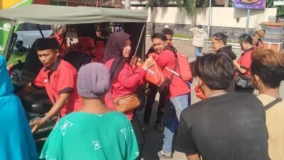 Pembagian sembako PDI Perjuangan Situbondo di Kecamatan Kendit. (Foto: Istimewa - ZONA INDONESIA)