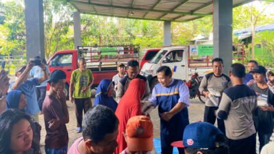 Satib membagikan beras pada warga, Sabtu (14/3/2026). (Foto: Istimewa - ZONA INDONESIA)