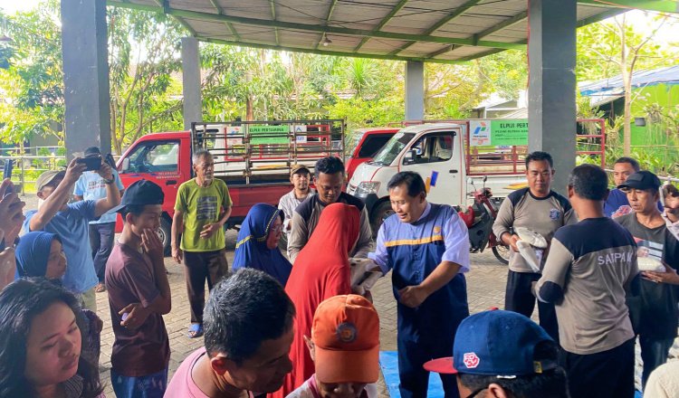 Satib membagikan beras pada warga, Sabtu (14/3/2026). (Foto: Istimewa - ZONA INDONESIA)