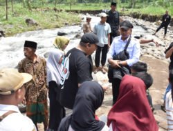 Aksi Berani Dua Siswa SD Bikin Bupati Situbondo Turun Langsung Tinjau Jembatan Rusak