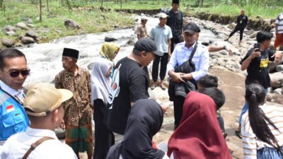 Mas Rio meninjau Jembatan rusak, Rabu (25/3/2026). (Foto: Istimewa - ZONA INDONESIA)