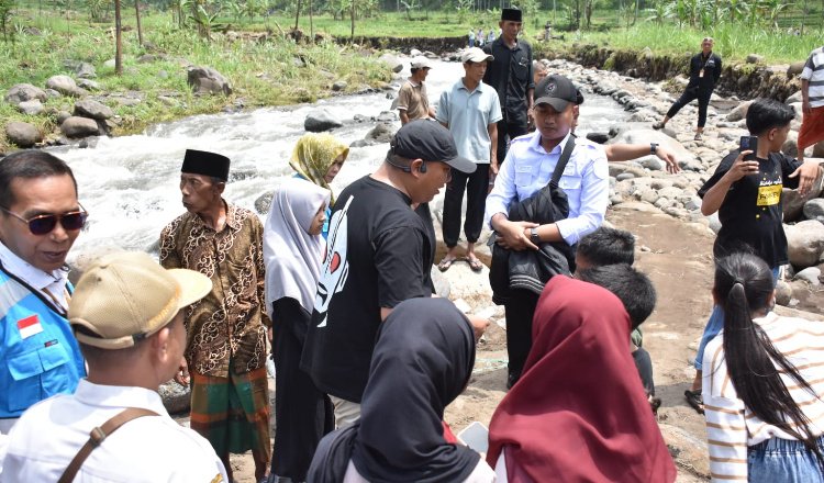Mas Rio meninjau Jembatan rusak, Rabu (25/3/2026). (Foto: Istimewa - ZONA INDONESIA)