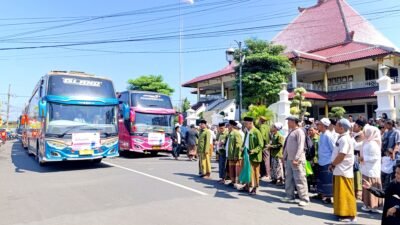Bus Baja mulai berjalan menuju Sukorejo, Minggu (29/3/2026). (Foto: Teamwork)