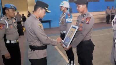 Kapolres Situbondo, AKBP Bayu Anuwar Sidiqie memimpin upacara PTDH terhadap oknum polisi Bripda DEH. (Foto: Humas Polres Situbondo - ZONA INDONESIA)