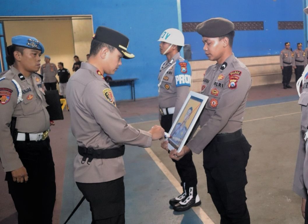 Kapolres Situbondo, AKBP Bayu Anuwar Sidiqie memimpin upacara PTDH terhadap oknum polisi Bripda DEH. (Foto: Humas Polres Situbondo - ZONA INDONESIA)