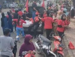 Ratusan Warga Arjasa dan Jangkar Berebut Sembako dari PDI Perjuangan