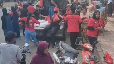 Pembagian ratusan paket sembako dari PDI Perjuangan di Kecamatan Jangkar Situbondo. (Rosi - ZONA INDONESIA)