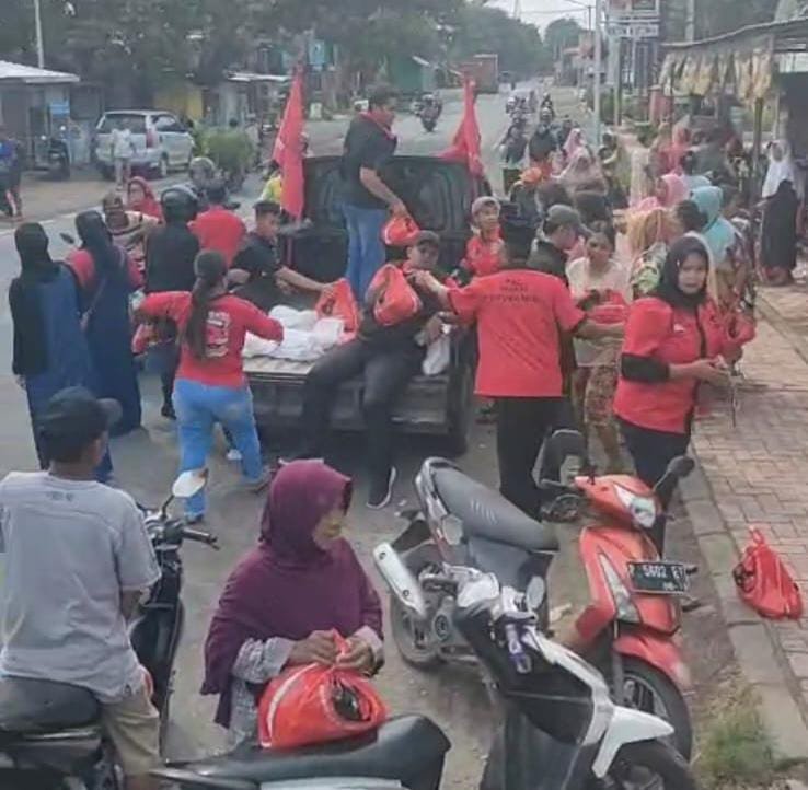Pembagian ratusan paket sembako dari PDI Perjuangan di Kecamatan Jangkar Situbondo. (Rosi - ZONA INDONESIA)
