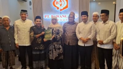 Gubernur Khofifah saat menerima naskah akademik KEK Tembakau Madura. (Foto: Istimewa - ZONA INDONESIA)