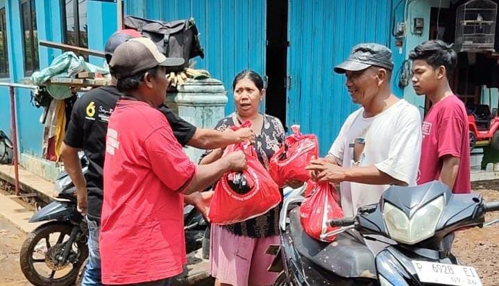 Kader PDI Perjuangan menyalurkan bantuan paket sembako kepada korban bencana banjir bandang di Desa Kalianget, Kecamatan Banyuglugur. (Rosi - ZONA INDONESIA)