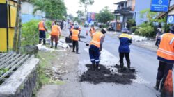Proses perbaikan jalan di Kabupaten Jember, Selasa (10/3/2026). (Foto: Dok/Diskominfo Jember)
