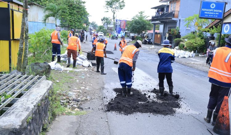 Proses perbaikan jalan di Kabupaten Jember, Selasa (10/3/2026). (Foto: Dok/Diskominfo Jember)