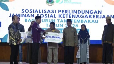 Bupati Bondowoso, Abdul Hamid Wahid, menyerahkan santunan kematian kepada ahli waris buruh tani tembakau pada momen sosialisasi jaminan sosial ketenagakerjaan, di pendopo bupati setempat, Kamis (30/4/2026).(foto: team work /ZONA INDONESIA)