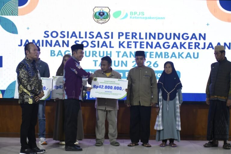 Bupati Bondowoso, Abdul Hamid Wahid, menyerahkan santunan kematian kepada ahli waris buruh tani tembakau pada momen sosialisasi jaminan sosial ketenagakerjaan, di pendopo bupati setempat, Kamis (30/4/2026).(foto: team work /ZONA INDONESIA)