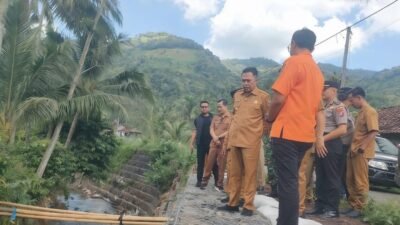 Bupati Bondowoso saat meninjau jembatan putus di Desa Wonoboyo, Seni (13/4/2026). (Foto: Dok/Diskominfo Bondowoso - ZONA INDONESIA)